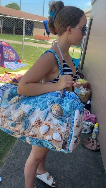 Literally had to get this bag! It’s one of the prettiest bags ever and so many compliments. #turtlebag #beachbag #travelbag #tote #quiltedbag 