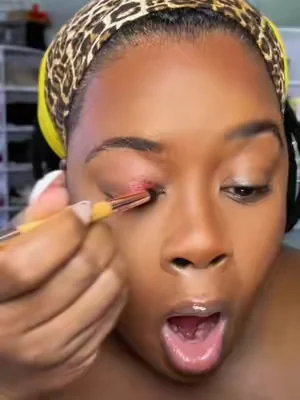 This pot eyeshadow is really jewelry for the eyes! @tarte cosmetics #redeyeshadow #glittereyeshadow #eyeshadowforbrowneyes #tiktokshopsummerturnup #tiktokshopcreatorpicks 