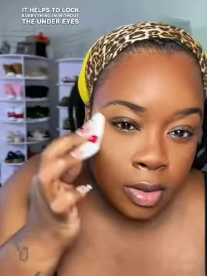 One of the best setting powders for your concealer and it comes with the puff! @ONE SIZE BEAUTY #onesizesettingpowder #peachsettingpowder #tiktokshopexclusive #tiktokshopsummerturnup  #tiktokshopcreatorpicks 