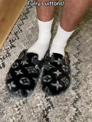 Slippers comfortable af! #houseslippers #slippers #luxuryslippers #comfortableslippers #slides 