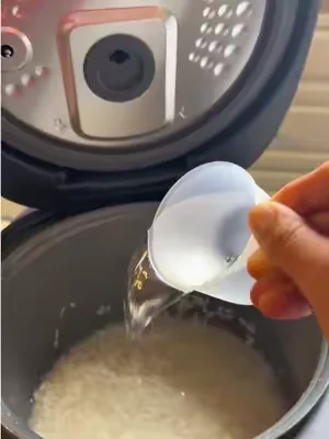 🍚✨ Hacer arroz en la COSORI fue de esas cosas que ya no quiero dejar de hacer. Solo agrego el arroz, el agua, presiono un botón y mientras hago otras cosas ella hace todo sola. Además lo mantiene calientito hasta la hora de comer. 💛 ✨ cómo hacer arroz blanco ✨ arroz en COSORI ✨ rice cooker recipes ✨ arroz perfecto ✨ arroz esponjoso ✨ recetas en rice cooker ✨ COSORI recipes ✨ cocina fácil ✨ recetas fáciles ✨ meal prep ideas ✨ cocina para familia ✨ easy dinner ideas ✨ rice cooker meals ✨ cocina rápida ✨ arroz sin pegarse ✨ arroz para principiantes ✨ electrodomésticos de cocina ✨ kitchen gadgets ✨ hogar organizado ✨ cocina inteligente #tiktokshopcreatorpicks #cosori #ricecooker #EasyRecipes #homefinds