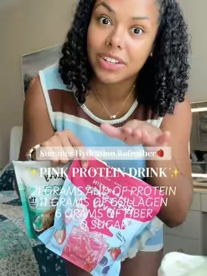 This tastes DELICIOUS ✨🍓🥥 #summerrefresher #proteindrink #collagendrink 