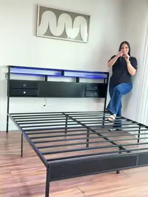 La combinación perfecta entre estética y funcionalidad existe 🪵🔋. Esta cama tiene luces LED, conectores para tus dispositivos y 4 cajones ocultos para maximizar el espacio de tu cuarto. ¡Y el precio está increíble! #Raybee #BedFrame #DecoracionHogar #cama #MueblesModernos