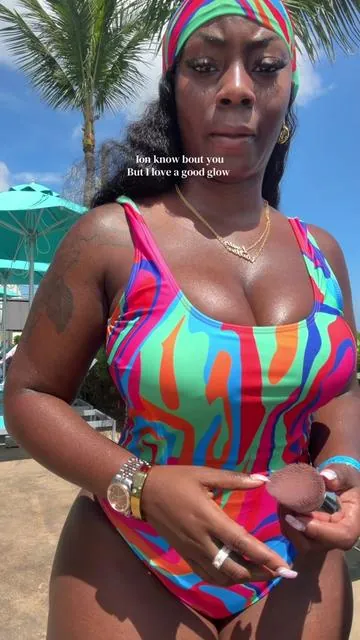 What’s the point of being dark skinned if you ain’t gonna shine bright like a diamond 🥲🤭💓 #fyp #bodyglaze #skinglowing #summeressentials #dealsforyoudays 