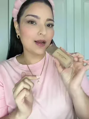 ¿Buscando la base mate perfecta? ✨ Probando la Impeccable Blurring Second-Skin Matte Foundation de @AnastasiaBeverlyHills. Deja un efecto filtro en la piel, es mate pero súper ligera, ¡literalmente una segunda piel! 🌟 #AnastasiaBeverlyHills #ABHFoundation #MaquillajeMate #SecondSkin #BeautyTok 