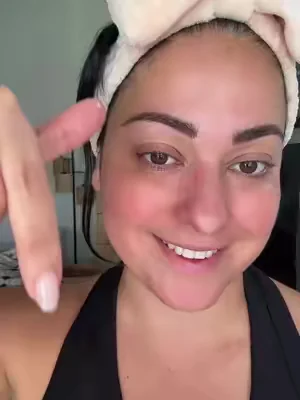 ¿Ojeras, bolsas en los ojos y mirada cansada? 👀 Estos parches de hydrogel de colageno de @COSRX Official con cafeína ayudan a hidratar, desinflamar y suavizar las líneas de expresión.  #skincare #parchesparaojos #cosrx #ojeras #bolsasenlosojos 