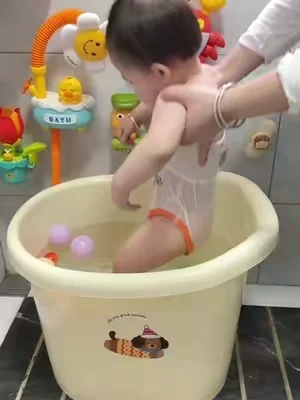 1 really want to recommend this bathing toy to you. There are children at home. Children don't like to take a bath. They cry when they take a bath. Be sure to look at this children's bathing toy, so that the baby likes to take a bath. It doesn't cry or make a fuss when taking a bath. And it's super safe. You don't need to plug it in or charge. The most important thing is that the price is really great and cost-effective now! T#funs #familytime #tiktokshop #toy#SummerVibes