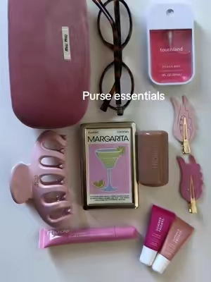 what’s in my bag 👛 #purseessentials #pursetok #whatsinmybag 