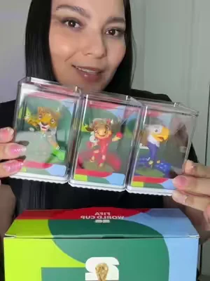 ⚽🔥 ¡EL MUNDIAL YA ESTÁ AQUÍ Y ESTO NO TE PUEDE FALTAR! 🏆 Si estás viviendo la fiebre de la Copa del Mundo 2026 segundo a segundo, necesitas este set oficial en tu zona de partidos. 🤩 Son las 3 figuras coleccionables de las mascotas oficiales (Maple, Zayu y Clutch) en sus vitrinas protectoras. El detalle que tienen es una locura absoluta y quedan perfectos para decorar mientras ves los juegos. @Mascot Fans Shop #Mundial2026 #FIFAWorldCup #FutbolHoy #MascotasDelMundial #Coleccionables  ⁠