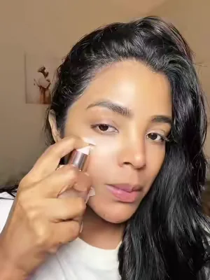 Piel luminosa, cobertura modulable y un acabado que se ve natural. ✨ Si buscas una base cómoda para el día a día que perfeccione tu piel sin efecto pesado, esta puede convertirse en tu favorita. 