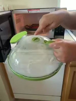 Este protector para microondas evita salpicaduras y mantiene tu microondas mucho más limpio. Además, ayuda a conservar el calor de la comida mientras se calienta. Un básico de cocina que hace la diferencia. 🍽️✨#KitchenHacks #kitchenfinds #DealsForYouDays #SummerVibes #UFORU 