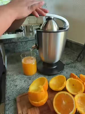 Nada se compara con un vaso de jugo de naranja recién exprimido. 🍊 Este exprimidor hace el trabajo rápido, aprovecha muy bien cada naranja y deja el jugo listo en segundos. Si te gusta empezar el día con algo fresco, este es un básico para la cocina! #juicer #orangejuice #DealsForYouDays #SummerVibes #kitchenessentials 