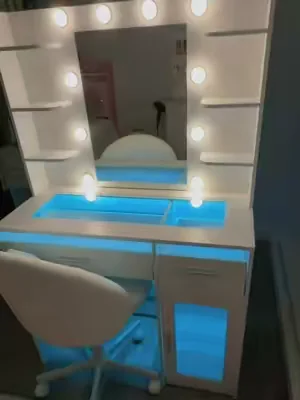 Este vanity tiene un hermoso diseño, es de madera, tiene luces tipo camerino y con vitrinas de acrílico grueso que harán tu espacio más lujoso y lindo #vanity #tocadoresdemaquillaje #DealsForYouDays #SummerVibes #summerwins @HUAHUU_us 
