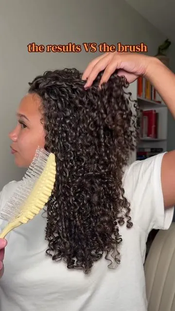 👩🏽‍🦱👀🌟these results only using ONE brush to detangle and define my curls!! using the new bounce curl detangle define brush #bouncecurlbrush #definebrush #brushstyling #curlyhairtips #curlyhairbrush 