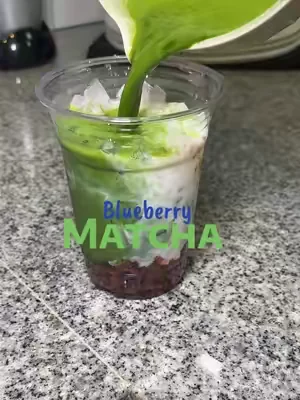 Blueberry Matcha w/ Blueberry Cold Foam with the best creaminess flavor-able Naoki Matcha #matcha #blueberrymatcha #matchalatterecipe #matchagirl #matchalovers 