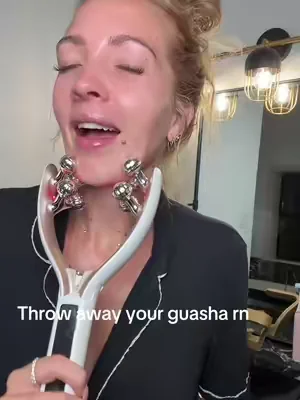 I’m so impressed! I try to do lymphatic drainage every day but using my guasha is long and annoying. I love this thing! #guasha #lymphaticdrainage #redlight #redlighttherapy 