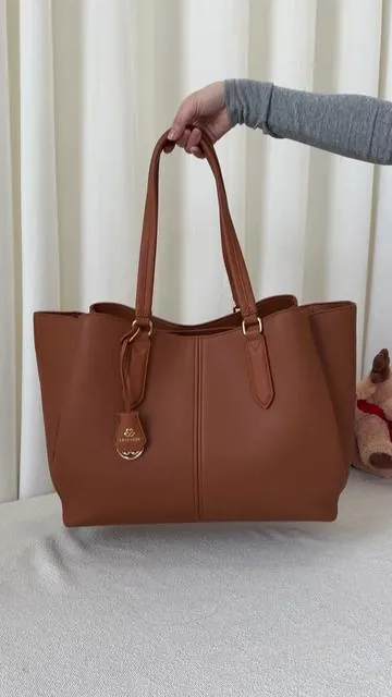 Moms, discount alert! Wipe-clean, self-standing, fits snacks + laptop + 40oz. Sanity on sale – grab it now. 👩👧#backtoschool #tiktokshopbacktoschool #totebag #schoolbag #WorkBag 