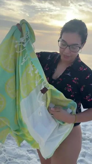 Bolso-toalla 2 en 1 de algodón turco 🏖️✨No sé quién inventó una toalla que se convierte en mochila, pero gracias 😂🏖️✨ Ligera, bonita, práctica y perfecta para días de playa o piscina. Sin exagerar, fue una de las mejores compras que hice para estas vacaciones. . @mysandcloud #SandCloud #TowelBag #BeachEssentials #BeachMustHaves #TravelEssentials #BeachDay #PoolDay #SummerMustHaves #BeachLife #TravelHacks #VacationMode #BeachBag #turkishtowels #SummerVibes #TravelTok #SummerFavorites #VacationEssentials #ladelentes #ladelentesrecomienda #ladelentestiktokshop #tiktokshopcreatorpicks #summerwins