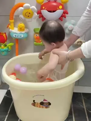 1 really want to recommend this bathing toy to you. There are children at home. Children don't like to take a bath. They cry when they take a bath. Be sure to look at this children's bathing toy, so that the baby likes to take a bath. It doesn't cry or make a fuss when taking a bath. And it's super safe. You don't need to plug it in or charge. The most important thing is that the price is really great and cost-effective now! T#funs #familytime #tiktokshop #toy#SummerVibes