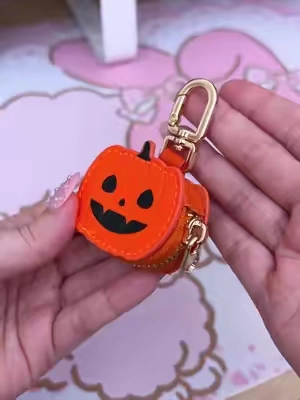 Little pumpkin keychain to keep quarters and things in 🎃 #summerween #halloween 