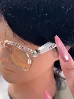 Estos lentes hacen más que ver, ¡también puedes escuchar! 😎🎧 #SmartGlasses #translationglasses #DealsForYouDays #glasses #tiktokshopmemorialday 