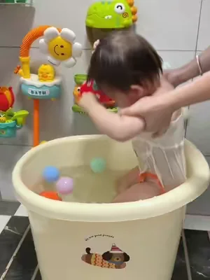 1 really want to recommend this bathing toy to you. There are children at home. Children don't like to take a bath. They cry when they take a bath. Be sure to look at this children's bathing toy, so that the baby likes to take a bath. It doesn't cry or make a fuss when taking a bath. And it's super safe. You don't need to plug it in or charge. The most important thing is that the price is really great and cost-effective now! T#funs #familytime #tiktokshop #toy#SummerVibes