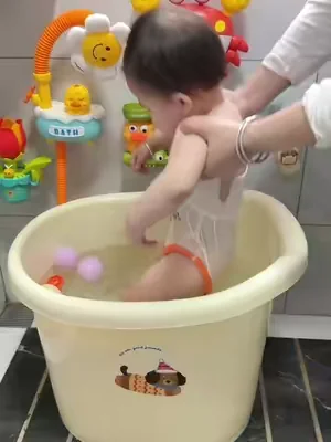 1 really want to recommend this bathing toy to you. There are children at home. Children don't like to take a bath. They cry when they take a bath. Be sure to look at this children's bathing toy, so that the baby likes to take a bath. It doesn't cry or make a fuss when taking a bath. And it's super safe. You don't need to plug it in or charge. The most important thing is that the price is really great and cost-effective now! T#funs #familytime #tiktokshop #toy#SummerVibes