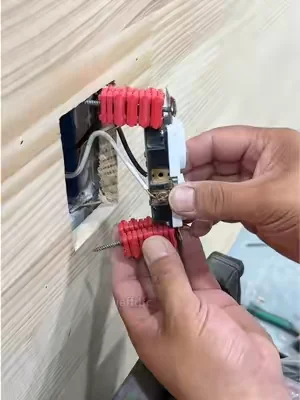 ¿La caja de conexiones es demasiado profunda y no se puede instalar el panel de enchufes? ¡Unas arandelas solucionarán el problema!#dealsforyoudays #electrician #electrical #outlet #tiktokshop 