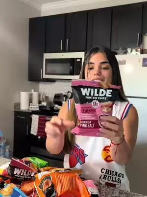 Una caja que trae 12 papitas queeeee #wilde #protein #chips 