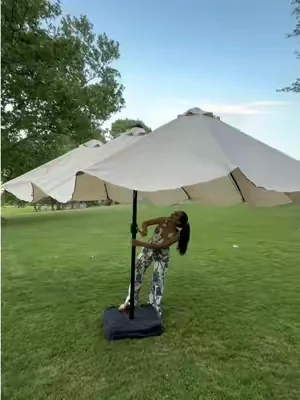 Quedan pocos disponibles!! #DealsForYouDays #umbrella #summerwins #backyard #patio @Garvee-Outdoor-Living 