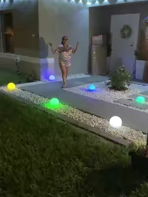 Lámpara solar esférica para jardín con iluminación LED y múltiples colores RGB controlados con control remoto. Resistente al agua e ideal para decorar patios, senderos, piscinas o áreas exteriores, creando un ambiente elegante sin necesidad de cables. #LucesSolares #DecoraciónDeJardín #IluminaciónExterior #summeressentials #tiktokshopcreatorpicks @HOODINK 