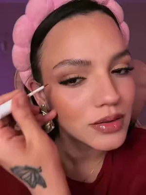 Ven maquíllate conmigo 🌹 @Bask and Lather Co Brow Gel @loréal paris usa infallible cushion foundation 127 @tarte cosmetics shape tape radiant concealer 27H & creaseless setting powder  @Makeup By Mario soft pop plumping blush, softsculpt transforming skin medium & ulta suede lip pencil Toasty  @Julisa Albaladejo Kawaii palette contour  @laneige_us glaze craze tinted lip serum  @babygodewybeauty baby go freckles  @Morphe Cosmetics prep & set mist   #dealsforyoudays #kiikiimarie #tiktokshopcreatorpicks #makeuptutorial 