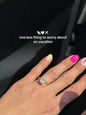 ✈️💍 protecting the sparkle back home #vacationessentials #engagement #ring #vacationring 