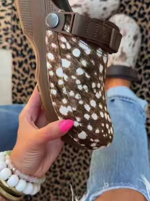 Which print is your fav because I HAD to grab both 🤭🤎 #animalprint #clogstyle #crocs #falldealsforyou #westernstyle @Crocs 