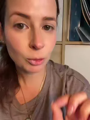 Kai y Kira creen que son un premio… y yo feliz porque forman parte de su rutina diaria. 🐾✨ Con ingredientes como levadura de cerveza, aceite de linaza, aceite de coco y vitaminas del complejo B, estas chews son muy fáciles de incorporar a su día a día. #DogMom #HealthyDogs #PetWellness #TikTokShop #dealsforyoudays 