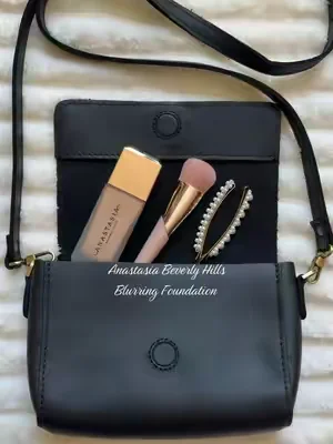 Serving flawless skin ✨ #anastasiabeverlyhills #foundation #blurringfoundation #glowingskin #makeupfoundation 