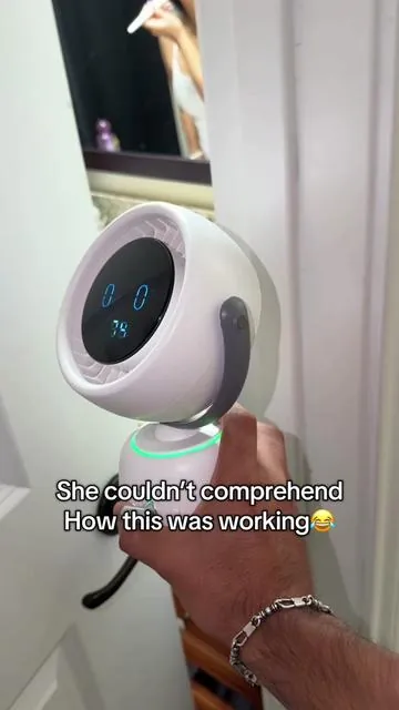 The first ever face tracking portable fan ‼️#fan#deskfan#portablefan#fans#facetrackingfan 