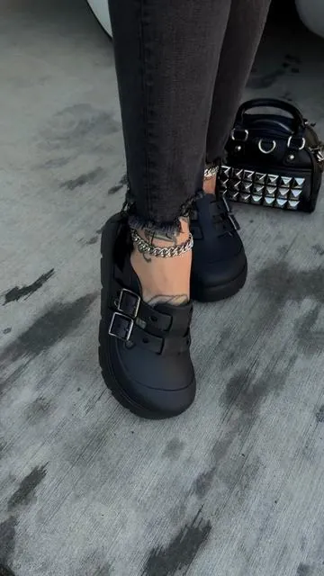 My new obsession 🥹🖤 These are the black option- if you’re a half size then size down @Crocs #crocs #crocsnewarrivals #altoutfits #altmom #blackoutfit 
