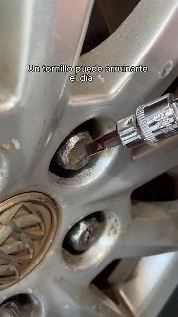 Una tuerca rebelde no te va a arruinar el día. Rosca inversa, sin necesidad de ir al taller. Oxidadas, atascadas… no hay problema. Trabaja de forma más inteligente, no más dura. Ahorra tiempo y evítate reparaciones caras. #ReverseThreadSocket #LugNutRemoval #ImpactToolUpgrade #MechanicLife #DIYCarRepair