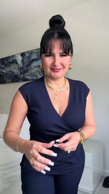 Eleva tu estilo con este elegante conjunto de dos piezas. Su top asimétrico y pantalón de pierna ancha crean un look sofisticado, cómodo y perfecto para la oficina, una cena o cualquier ocasión especial. ¡Moda que destaca sin esfuerzo! #ConjuntoMujer #ModaMujer #OutfitElegante #ConjuntoDosPiezas #DealsforYouDays   