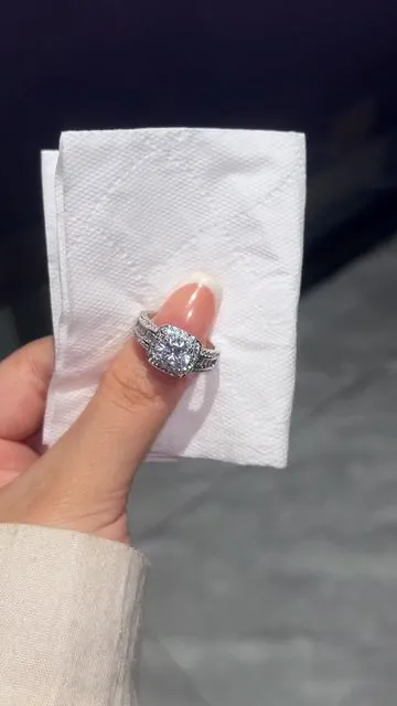 The shine is insane 🤩#rings #engagementring #travelring #jewelry #giftguide 