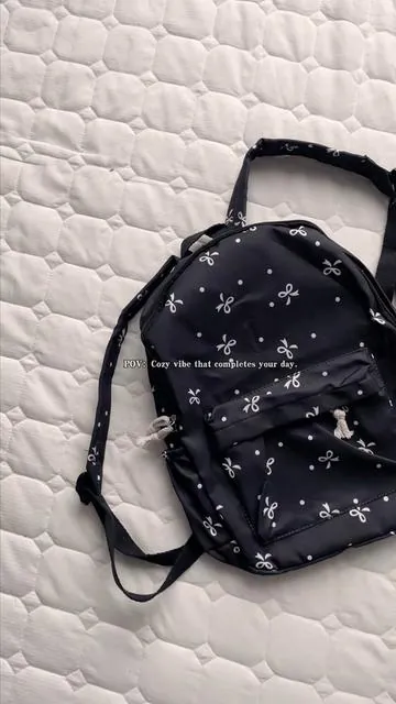 This bow school bag makes basic jeans look 10x sweeter ✨🫶🏼 the cute bow decoration does all the work for the outfit#minibackpack#bagaccessories #spotlightfinds #dealsforyoudays#bagoftheday
