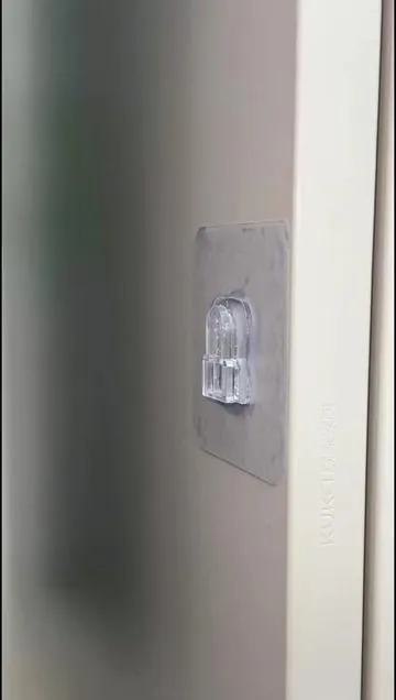 With this nail-free adhesive, you no longer need to drill holes in the wall. It adheres very firmly and leaves no residue when removed.#homegoods #diyhacks #home #wall #fyp