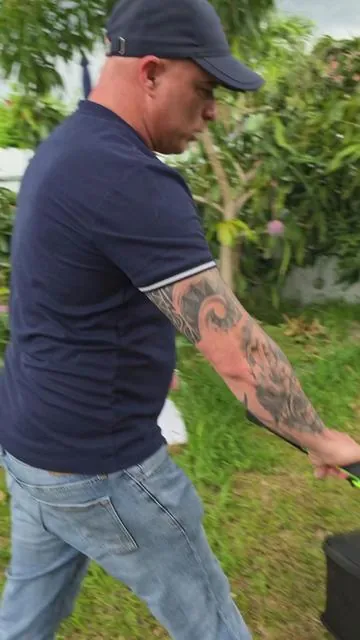 Chapeadora de hierba para patio esta cortadora de hierba es de bateria recargable dura mucho y muy fuerte !