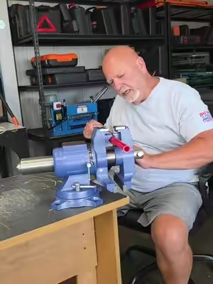 Heavy duty bench vise #vise #tools #workshop #garage #DIY 
