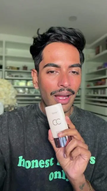 It was about time!!! @tarte cosmetics 👏🏽  This is probably the first tinted color changing serum that has worked on my skin. And they actually have 6 shades. I am truly impressed. It’s the perfect shade match! @Maureen Kelly #tartecosmetics #tartecccolorcorrectingtintedserum #colorchangingfoundation #makeupreview 