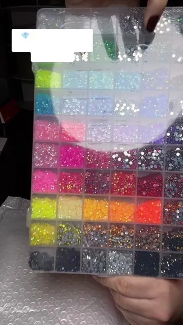 Brillan diferente con la luz y se ven demasiado llamativas 🌈💖 #DIY #NailArt #Uñas #Bling #Rhinestones   