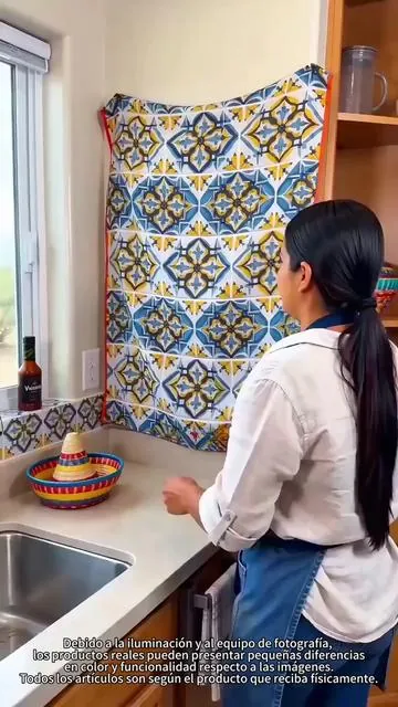 ¿Terminas de lavar los trastes y los dejas en la mesa con agua chorreando por todos lados? 😫
 Pon este escurridor extensible sobre el lavabo. Dejas los platos, cubiertos o frutas ahí, y el agua cae directo al lavabo.
 La mesa queda seca y limpia.
 Además, se estira para ajustarse a cualquier lavabo, ¡qué práctico!#DishRack #ExpandableDishRack #KitchenOrganization #FYP #TikTokShop