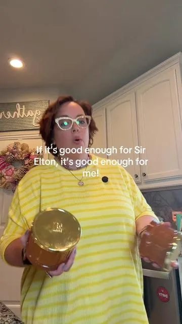 If you know, you KNOW how good Elton John candles smell, and Ginger Spiced Pudding might be my favorite one yet 🕯️ it’s warm, cozy, a little spicy, a little sweet — basically what your house should smell like the second it gets cold outside. #eltonjohn #slatkinandco #candles #fallscent 