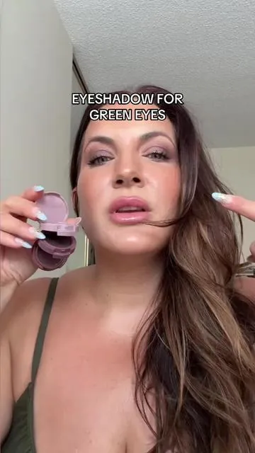 This is the perfect little eyeshadow stack and this shade is great for green or hazel eyes! @Laura Geller Beauty #lauragellerbeauty #eyeshadow #greeneyesmakeup #purpleeyeshadow #matureskinmakeup 
